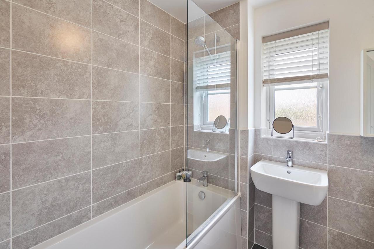 Host & Stay - Cayton Bay Cottage Exteriör bild